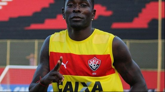 Imagem Kanu se diz honrado por atuar no Vitória e revela emoção dos clássicos pelo Leão