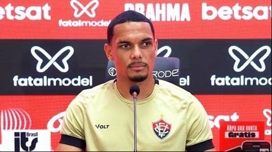 Imagem  Titular do Vitória, Neris analisa reencontro com ex-clube: "Tem que diminuir os espaços"