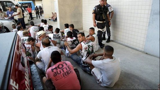 Imagem Torcedores do Vasco detidos antes de jogo contra o Flamengo continuam presos