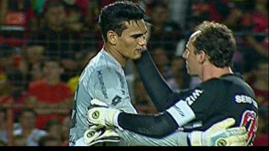 Imagem Goleiro do Sport recebe apoio de capitão do São Paulo após falha