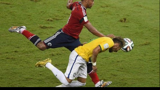 Imagem Fifa não irá punir Zuñiga e descarta tirar cartão de Thiago Silva