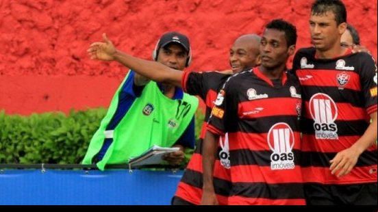 Imagem Vitória tenta repatriar atacante para temporada 2017