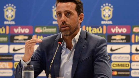 Imagem Fifa estuda liberar contato entre técnicos e observadores via ponto eletrônico na Copa